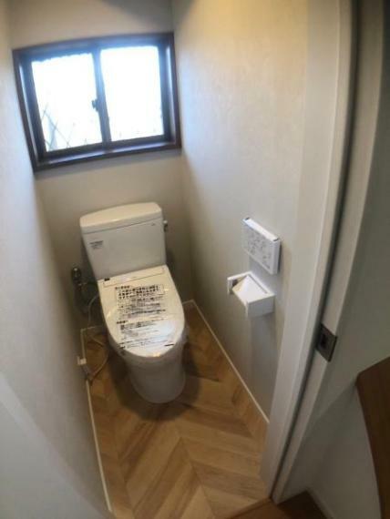 トイレ 【トイレ】 窓付きで自然換気も可能。