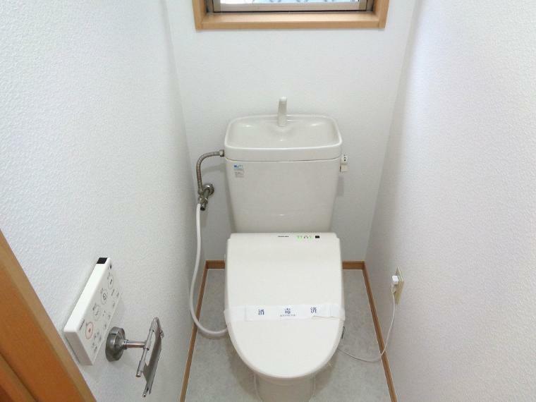 トイレ 温水洗浄便座は、冬場もあたたかいですよ！ ウォシュレット付きのトイレは便利ですね