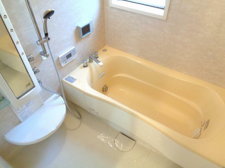 浴室 浴室は湿気がたまりやすく、換気扇だけではどうしてもカビが出やすいです。窓があるだけでお風呂のカビのお掃除がラクラク！