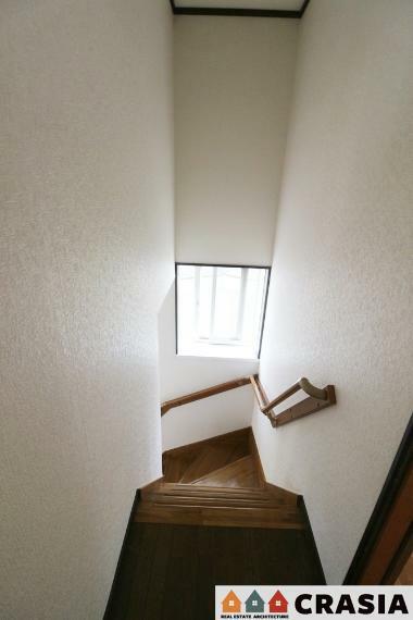 階段には手すりが設置されています。夜の停電などで、夜間の階段を使用することがあっても、手すりがあれば伝って上り下りができ、いざというときに安心です（2024年4月撮影）