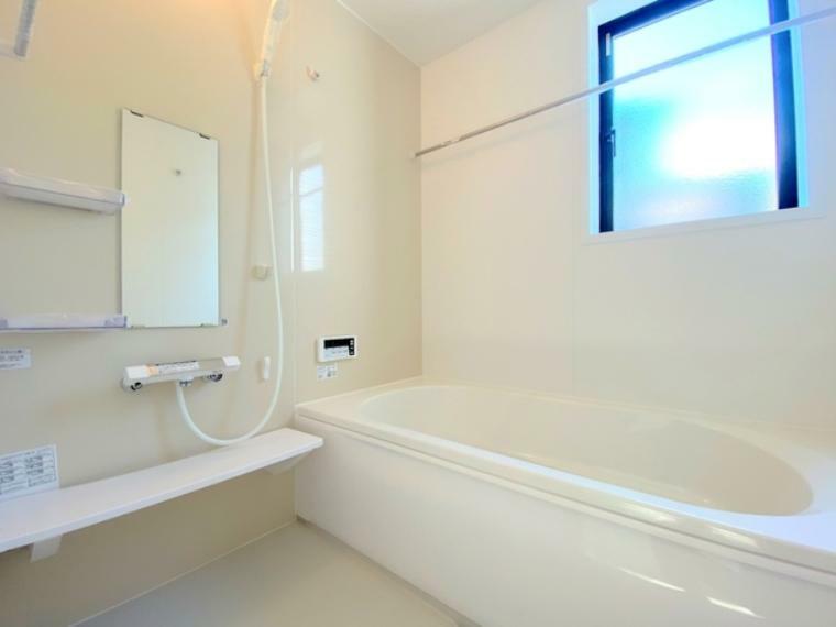 浴室 一日の疲れを癒すための心地よい浴室はゆとりあるサイズを採用。浴室乾燥機付き！汚れにくくお手入れしやすい浴室です。■多摩市一ノ宮1丁目　新築一戸建て■