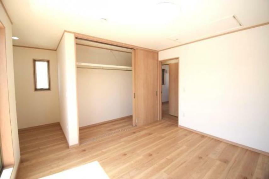 居間・リビング 7.0帖の洋室！ゆとりあるお部屋にどのように家具を配置しようか想像が膨らみますね。