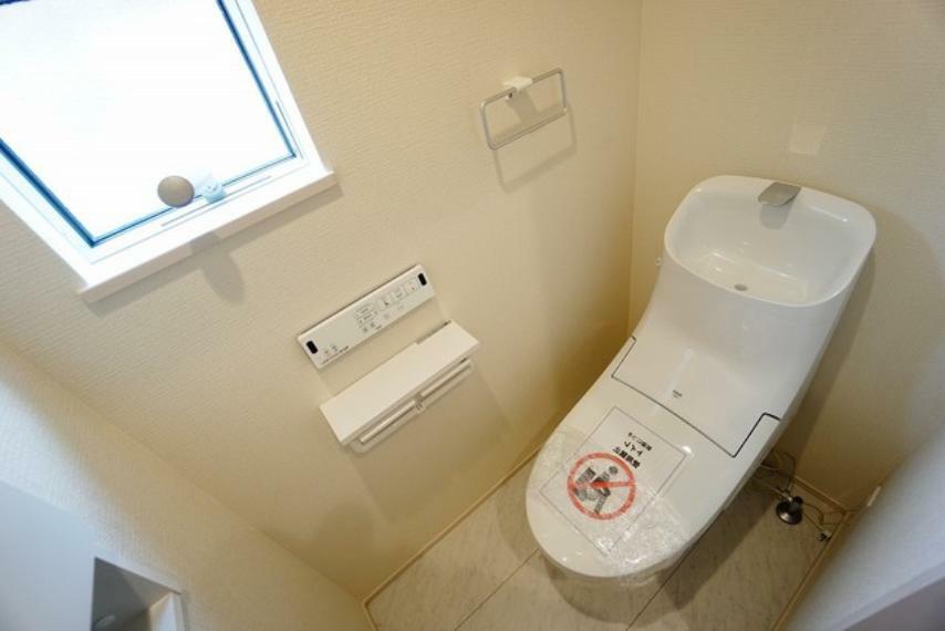 同仕様写真（内観） 同仕様写真。ウォシュレット付トイレです。1階2階の2ヶ所にトイレがあるので、忙しい朝にもゆとりができますね。温水洗浄便座リモコン付き。