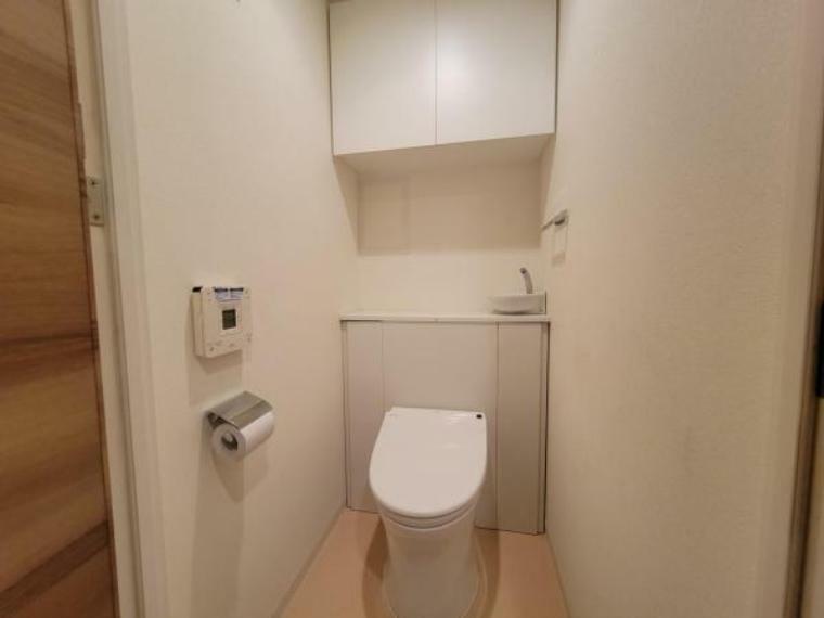 トイレ 上部に収納があり機能性が高いです
