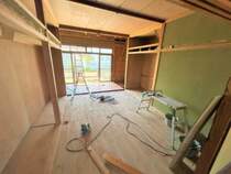 【リフォーム中　5/10撮影】キッチン横の和室は19帖のLDKに間取り変更予定です。床の張替え、天井・壁のクロスの張替えを行います。広いリビングだと家族で団らんできますね。
