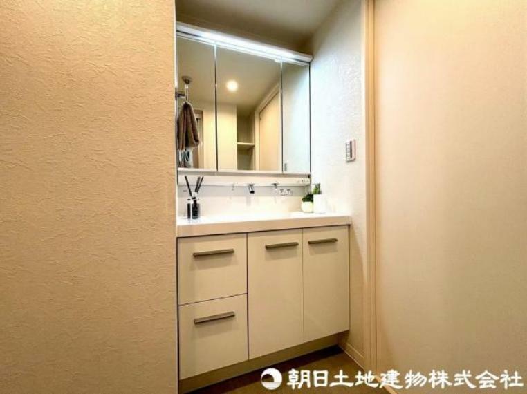 洗面化粧台 十分な広さのある洗面室。鏡の中には収納スペースがございます。