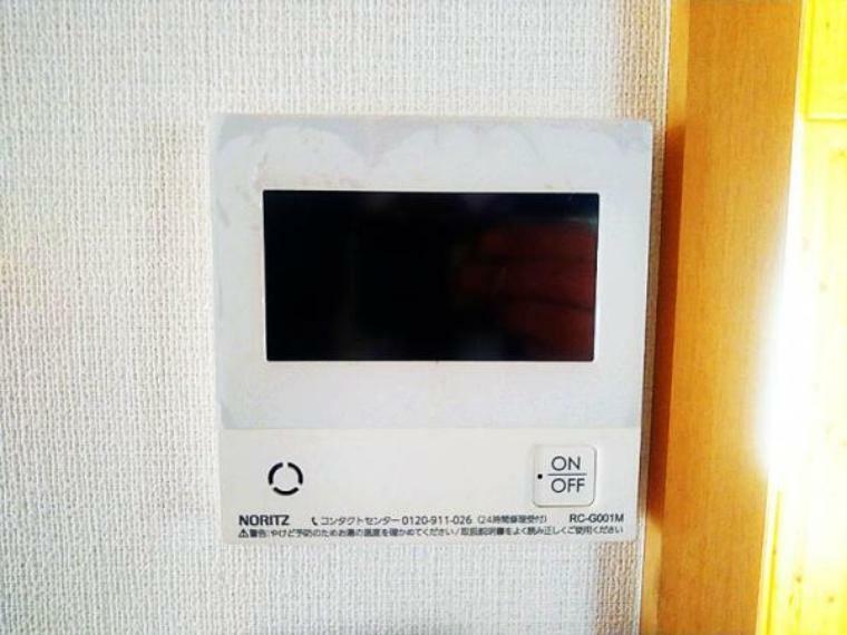 発電・温水設備 給湯器リモコンパネル。お好きな時間にお風呂を沸かせます