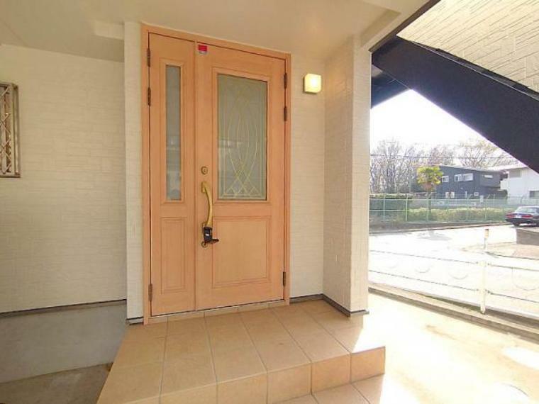 玄関 かわいらしいデザインの玄関ドア・ポーチ