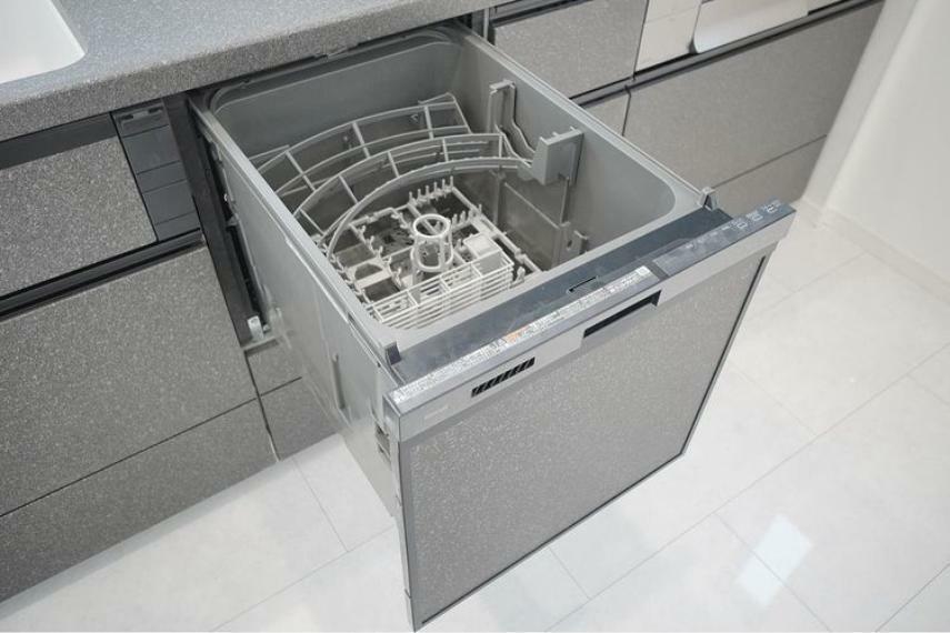 キッチン 食洗機があると、食器洗いの時間を休憩や他の家事に当てることができますね。