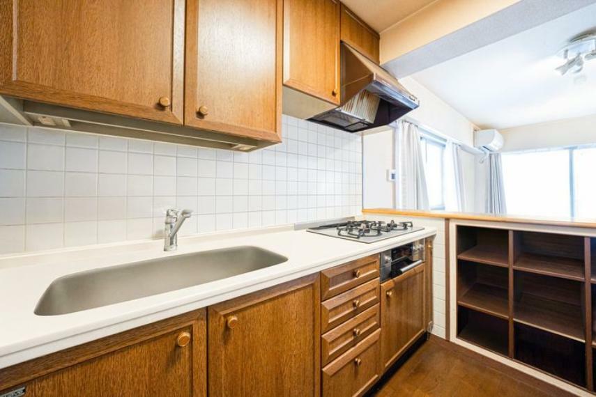 キッチン 【キッチン】画像はCGにより家具等の削除、床・壁紙等を加工した空室イメージです。