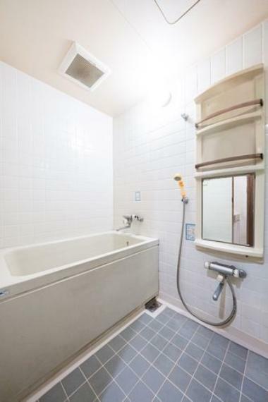 浴室 【浴室】画像はCGにより家具等の削除、床・壁紙等を加工した空室イメージです。