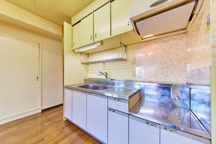 キッチン ●上部吊戸棚があるキッチンで収納豊富。