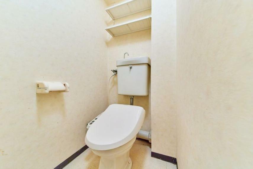トイレ ●白を基調とした明るいトイレ。温水洗浄便座付です 上部にも収納あり。