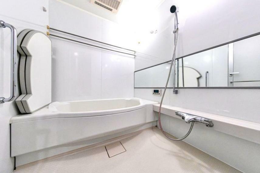 【浴室】1620サイズのユニットバス。梅雨や冬季の洗濯物の乾燥に役立つ浴室換気乾燥機付