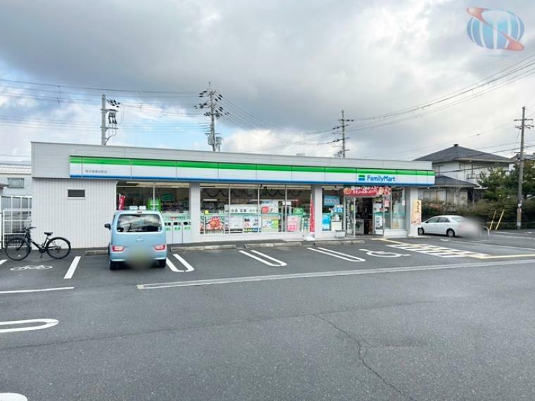 コンビニ 【コンビニエンスストア】ファミリーマート 枚方長尾谷町店まで515m