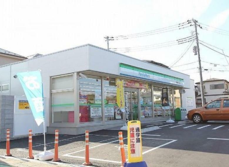 コンビニ 【コンビニエンスストア】ファミリーマート新座馬場二丁目店まで990m