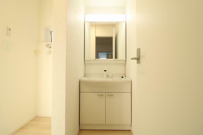 洗面化粧台 角度調節の出来る三面鏡が便利なシャワー付き洗面化粧台