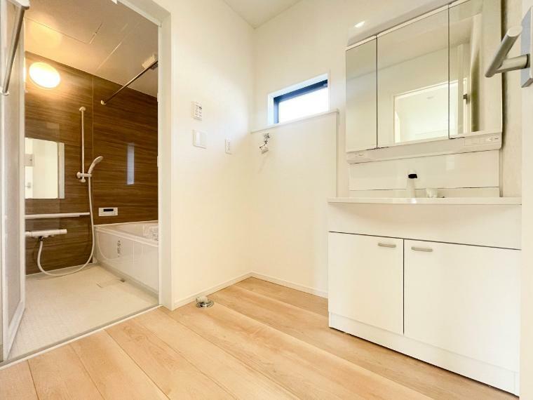 脱衣場 【Powder room】大きく見やすい三面鏡で清潔感ある洗面台は、身だしなみチェックや肌のお手入れに最適です。（2号棟）