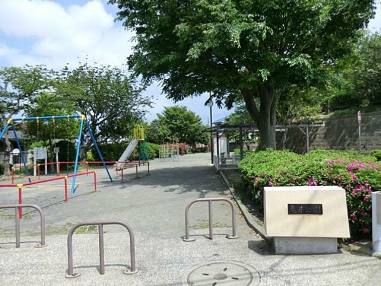 公園 亀井公園（住宅街の一角にある公園。お子様が楽しく遊べる滑り台やブランコなどの遊具もあります。）