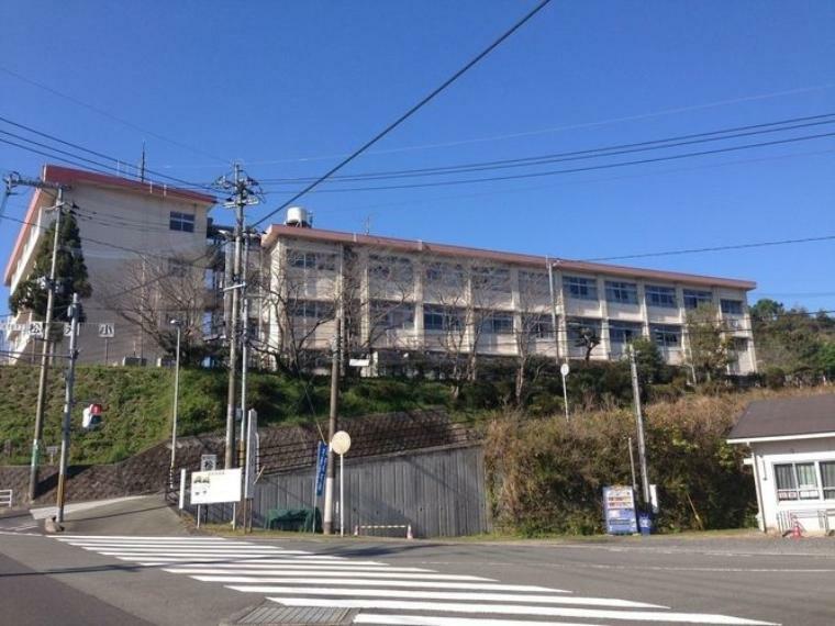 小学校 松元小学校【鹿児島市立松元小学校】は、上谷口町に位置する1876年創立の小学校です。令和3年度の生徒数は442人で、19クラスあります。校訓は「やさしく　かしこく　たくましく」です。