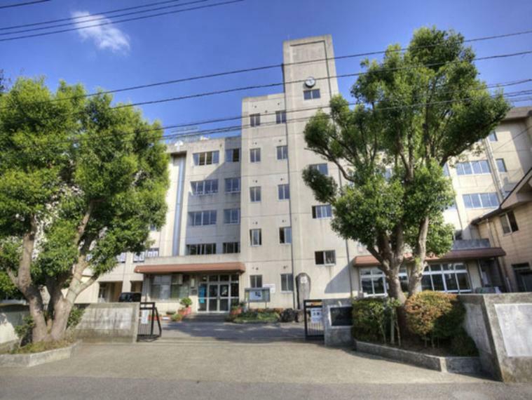 中学校 （和名ヶ谷中学校）昭和57年創立。運動部は県大会等でも優秀な成績をおさめています。