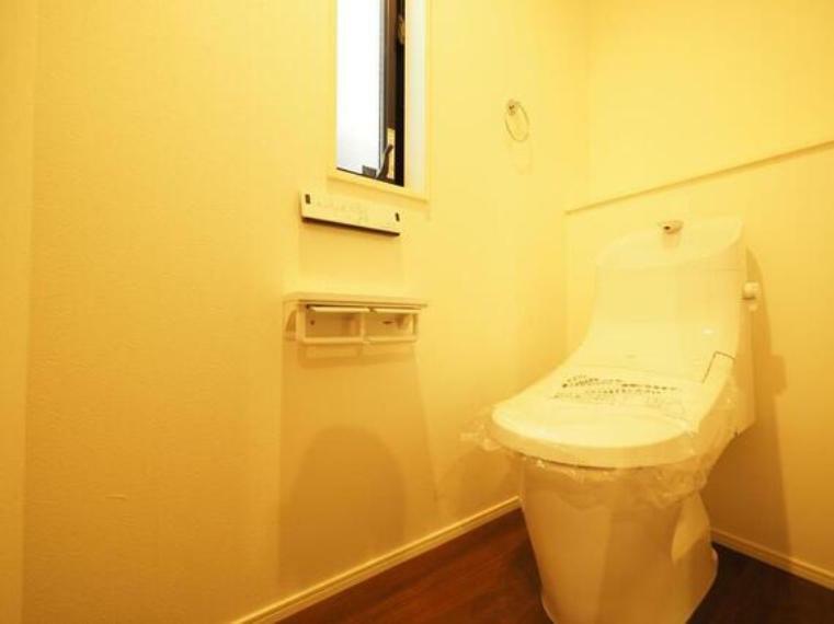 トイレ トイレは2か所に設置されており、来客時やご家族が揃う時もゆとりをもって利用できます。