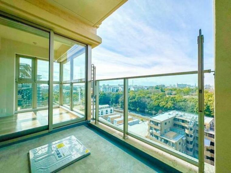 バルコニー 9階ならではの恵まれた眺望と開放感を味わえます。在宅ワークの際も気軽にリフレッシュできそうです。