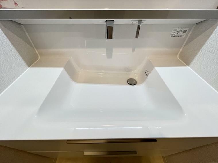 洗面化粧台 シンプルだからこそ使いやすい。スタンダードなデザインの洗面ボウルは清潔感あるオフホワイトです。