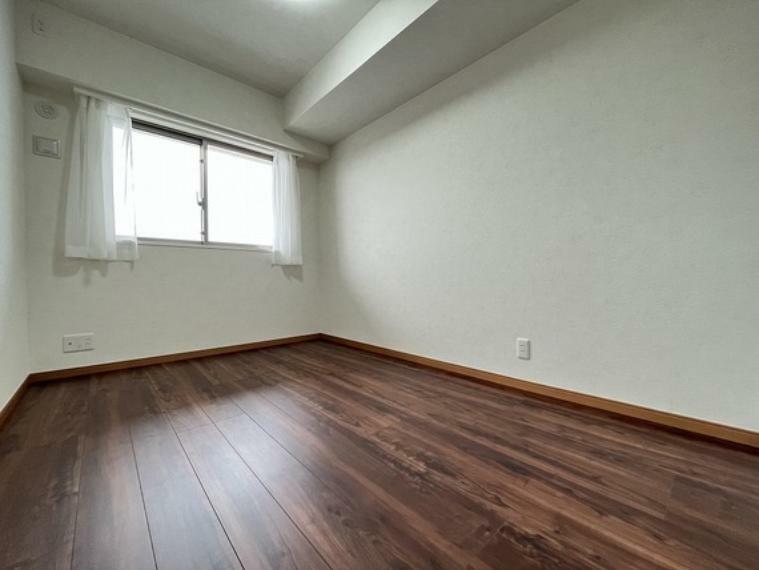 洋室 家具の配置のし易い室内です。趣味の部屋としても充分な広さを確保しております。