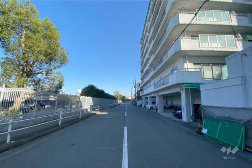 敷地北側の前面道路。道を挟んで「阪神競馬場」があります。