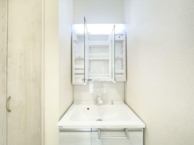 三面鏡の裏に、化粧品や衛生用品などを収納可能。洗面台をすっきりと保ちます！