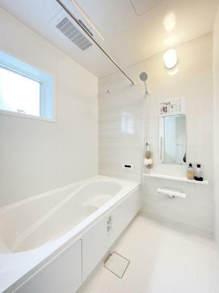 浴室 白を基調とした清潔感あふれる空間。1日の疲れをとってリセットしましょう。