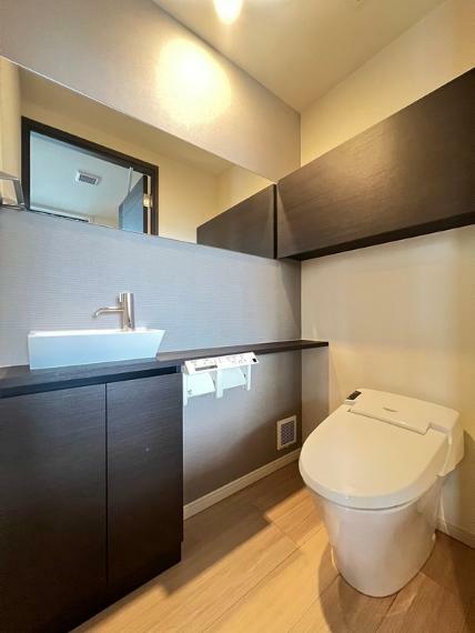 トイレ 省スペースで機能性の高いタンクレストイレを採用。手洗い器があり室内の清潔感を保てます。