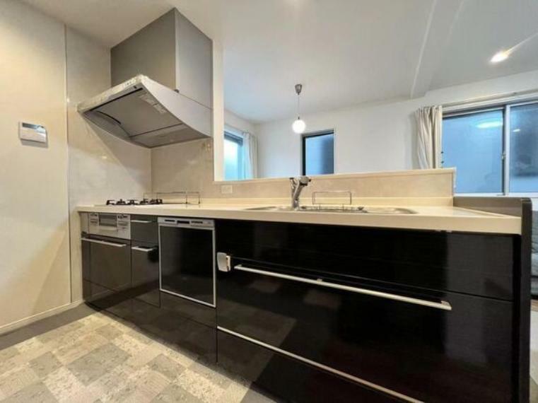 キッチン ～キッチン～黒のパネルがオシャレな広々キッチン食洗機も付いており、設備も充実した造りとなっております。