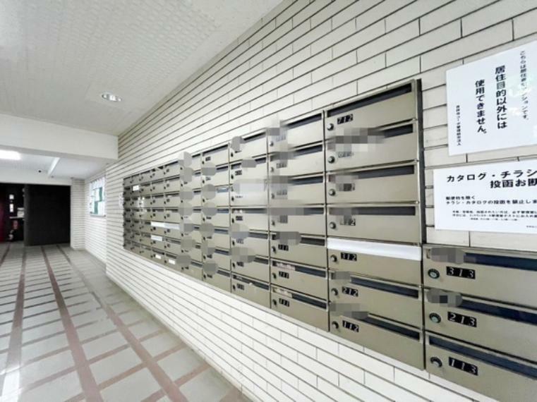 郵便受け 鍵付きのポストですので大切なプライバシーが守られて安心です。また、防犯対策だけでなく、玄関回りを演出するシンプルなデザイン。