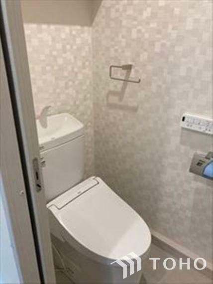 トイレ 【トイレ】トイレも全て新品に交換されており、清々しく新生活を始めることができます。白基調の清潔感のある空間に生まれ変わりました。