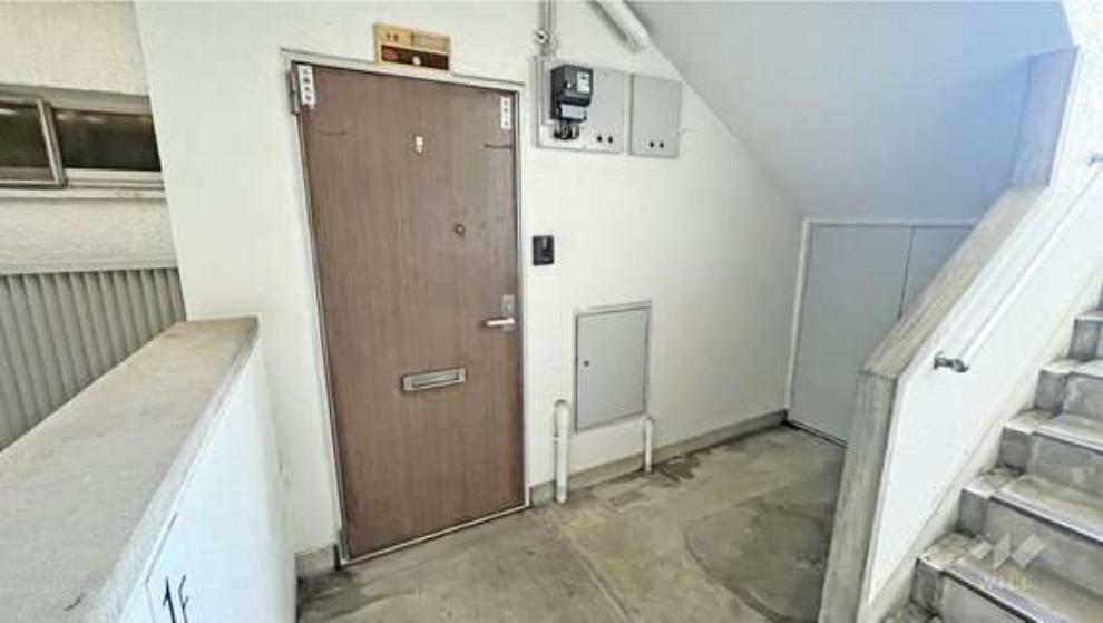 玄関 物件の玄関。1フロア2戸、角部屋でプライバシーが保たれやすい作りです。