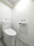 トイレ 【トイレ】 白で統一された清潔感ある洗濯、洗面スペースです。
