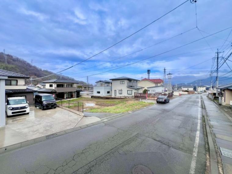 現況写真 前面道路は閑静な住宅地をはしる車通りの少ない道路。お車の出し入れが苦手なママや小さなお子様にも安心ですね。しっかり舗装もされているので、ベビーカーや自転車で通っても快適に通行できます。