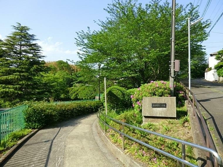 公園 奈良町第二公園 サクラがたくさんある公園です。水飲み、ベンチ、砂場、健康遊具、ブランコ、鉄棒があります。