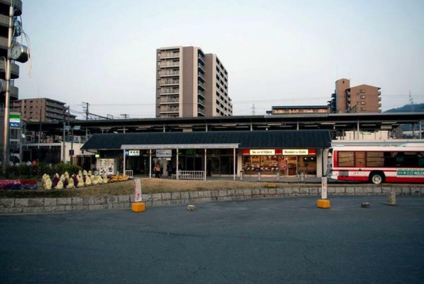 津田駅（JR 片町線） 京橋まで快速で約25分、京田辺まで約16分です。（約1,170m）