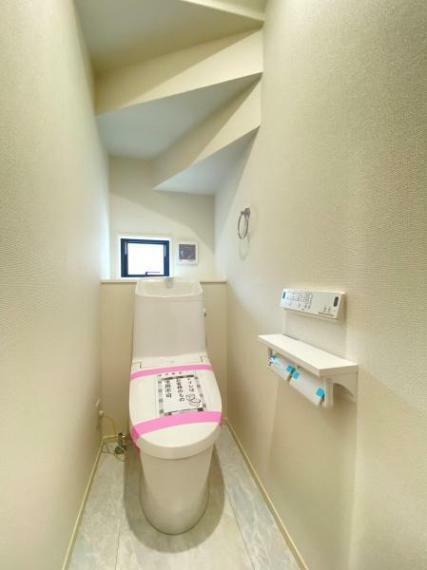 トイレ 白を基調とした明るく清潔感のある空間です。トイレは1階と2階それぞれにございますので、忙しい時や来客の際もスムーズに使うことができて便利です。