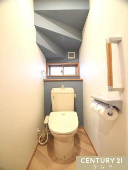 トイレ ≪ウォシュレット機能付きトイレ≫ 肌への負担に配慮し、快適な生活をサポートします。 窓が付いているので換気もしやすいです。