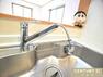 キッチン ≪キッチン水栓≫ 伸びるタイプの水栓なのでシンクの汚れも隅々まできれいに洗い流すことができます。 お料理の際にも使いやすく便利ですね！
