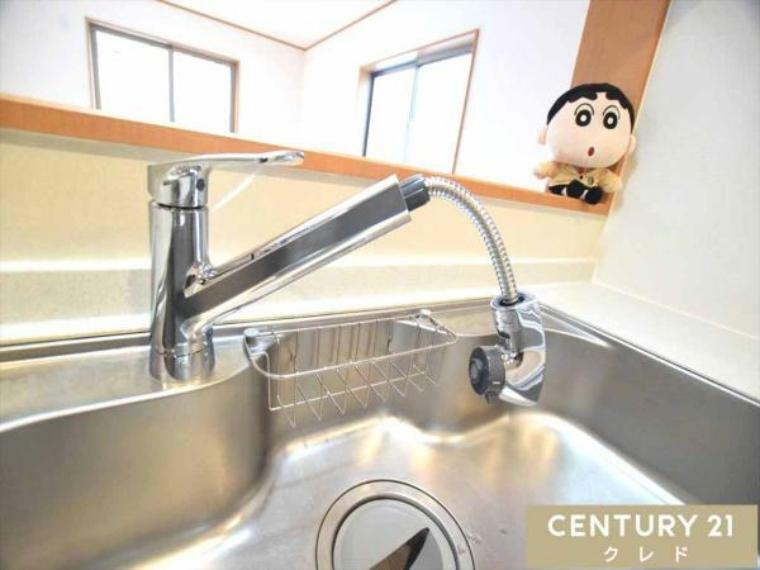 キッチン ≪キッチン水栓≫ 伸びるタイプの水栓なのでシンクの汚れも隅々まできれいに洗い流すことができます。 お料理の際にも使いやすく便利ですね！