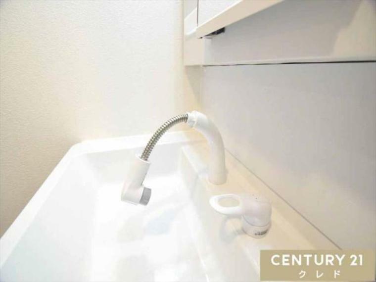 洗面化粧台 ≪シャワー付き洗面化粧台を完備≫ 伸びる水栓なので朝シャンや手洗い洗濯などに役立ちます！シンクの汚れもしっかり洗い流すことができ、便利です！