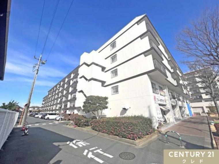 外観・現況 徒歩20分圏内には幼稚園、小学校、中学校などの教育施設が充実。子育て家族にも優しい住環境です。 周辺環境も併せてご案内いたします！