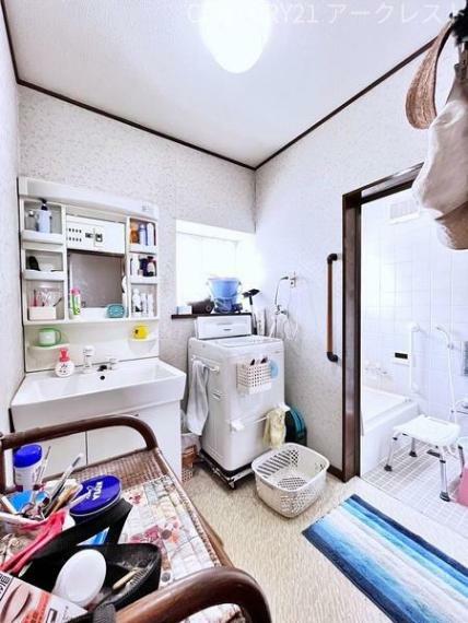 洗面化粧台 ～・～Wash room～・～朝の慌ただしい時間帯でも余裕を持って支度できるパウダールーム。もちろん収納も豊富なので見た目もスッキリと整理整頓できます。