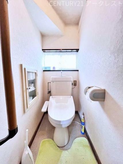 ～・～Toilet～・～シンプルな内装のスッキリとしたトイレです。お手入れやお掃除が、簡単にできるシンプルなデザインのトイレです。こちらの床は張替え済みで綺麗な状態です。