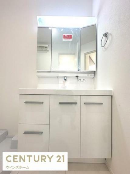 洗面化粧台 （写真D号棟）洗面化粧台は広々サイズ！壁付水栓を採用。水栓ボウルに奥行きがうまれ広く使えるようになっています。